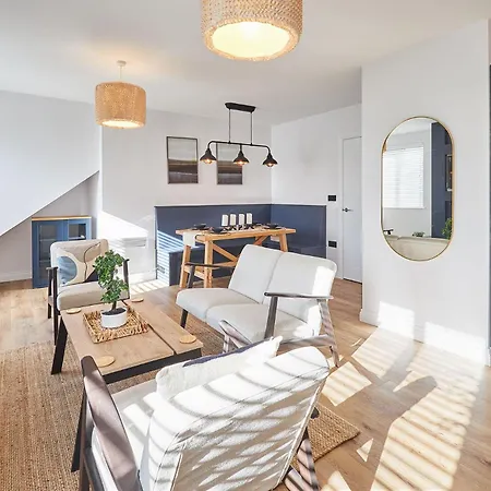 Host & - Fourth Avenue *