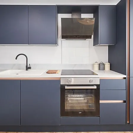 Host & - Fourth Avenue *