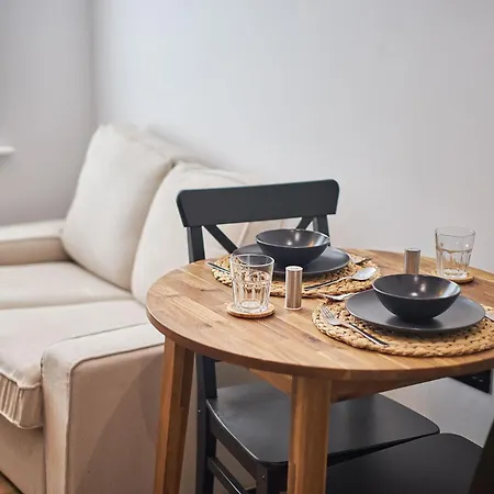 Host & - Fourth Avenue *