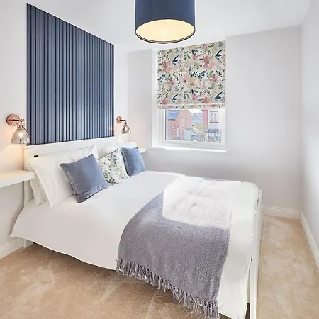 Host & - Fourth Avenue *