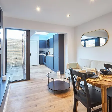 Host & - Fourth Avenue * ヨーク