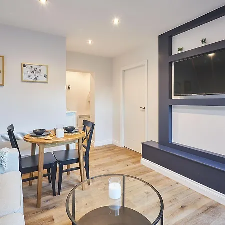 Host & - Fourth Avenue Apartment *