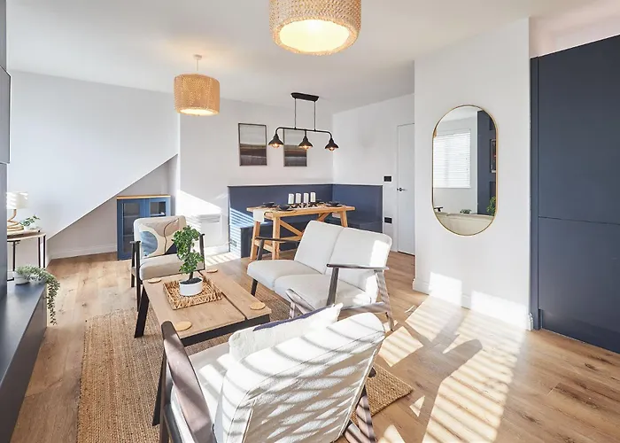 Host & - Fourth Avenue *