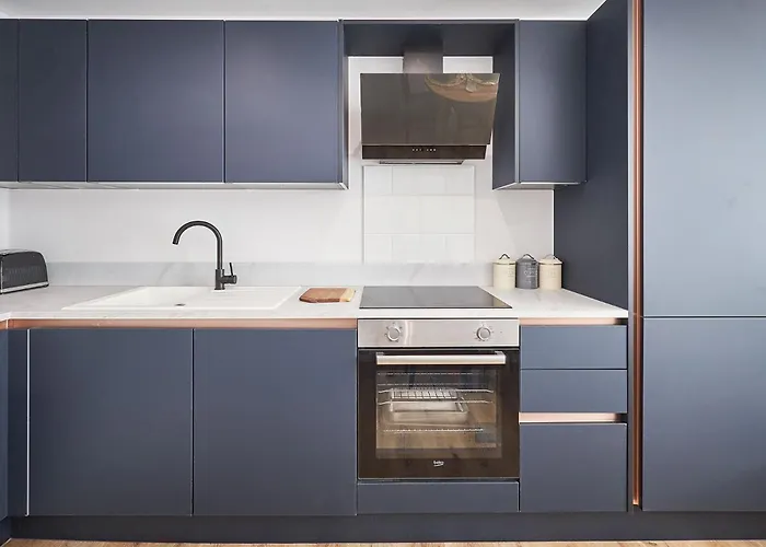 Host & - Fourth Avenue *