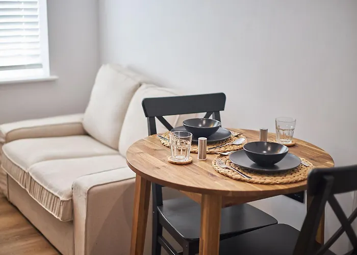 Host & - Fourth Avenue *