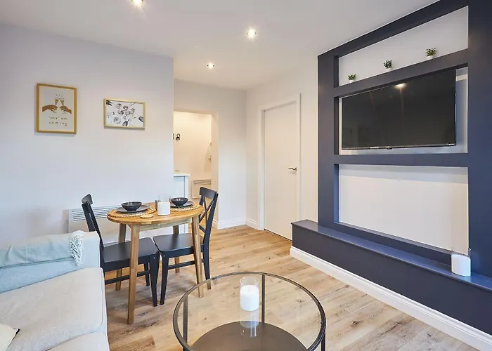 Host & - Fourth Avenue Apartment *