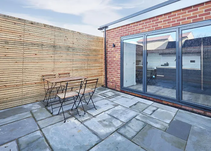 Host & - Fourth Avenue * York