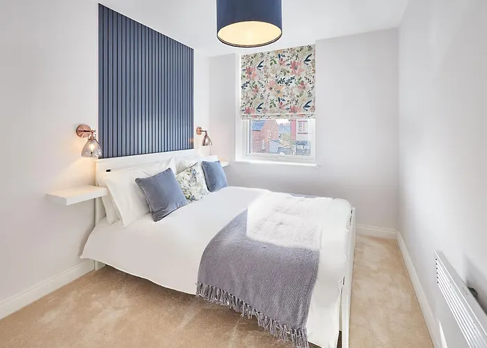 Host & - Fourth Avenue *