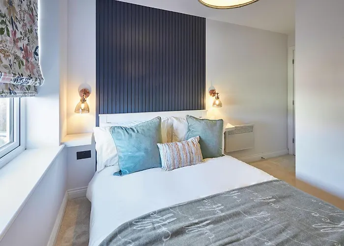 Host & - Fourth Avenue